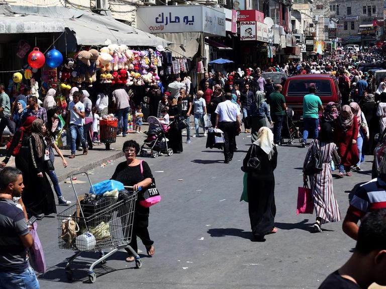 Sie sehen eine Straße in Nablus im Westjordanland, dort kaufen viele Menschen ein.