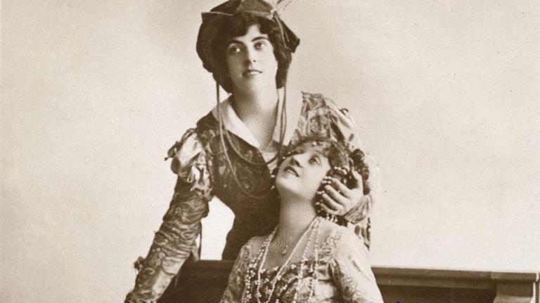 Rollenbild der Sängerinnen Lulu Kässer in der Titelrolle und Irene Eden als Fiamett in Franz von Suppes "Boccaccio". Undatierte Fotopostkarteum 1910? mit Autogrammen.