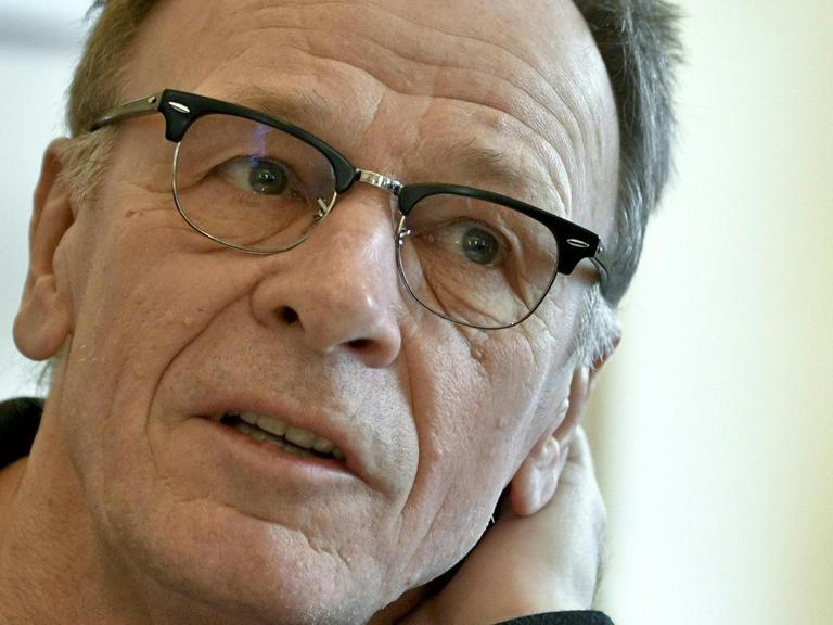 Der österreichische Schriftsteller Josef Haslinger mit Brille.