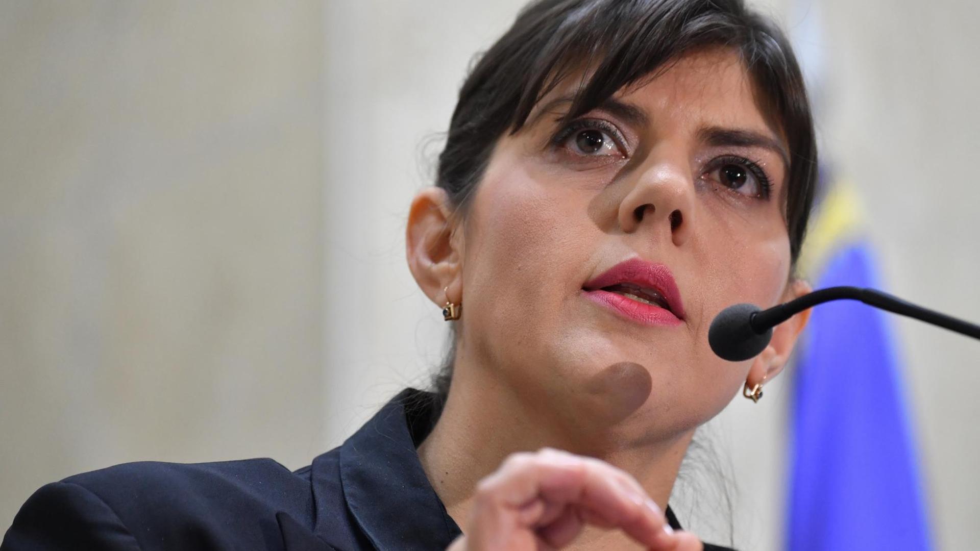 Laura Codruţa Kövesi vor einem Mikrofon.