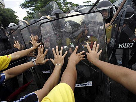 Gewalttätige Auseinandersetzungen zwischen Polizei und Demonstranten vor dem Regierungsgebäude in Bangkok