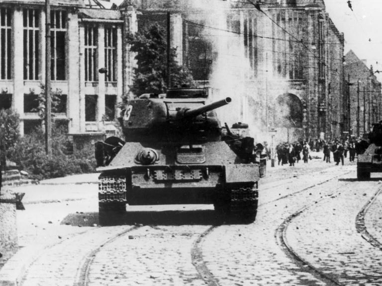 Berliner bewerfen einen sowjetischen Panzer in der Leipziger Straße nahes des Potsdamer Platzes in Berlin mit Steinen. Nach Streiks in Ost-Berlin kam es am 17.06.1953 zum Volksaufstand, der von sowjetischen Truppen niedergeschlagen wurde.
