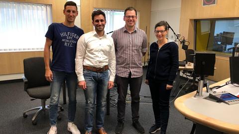 Zwei Studenten Trialer Studiengänge und der Studiengangskoordinator in einem Studio des Deutschlandfunks mit der Moderatorin Kate Maleike. Von links: Dominik Drabe (Student), René Steinwartz (Studiengangskoordinator), Jens Cüppers (Student), Kate Maleike (Moderatorin)