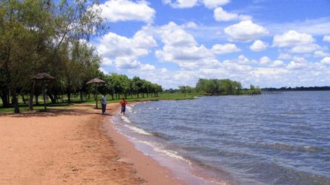 Strand von Areguá in Paraguay.