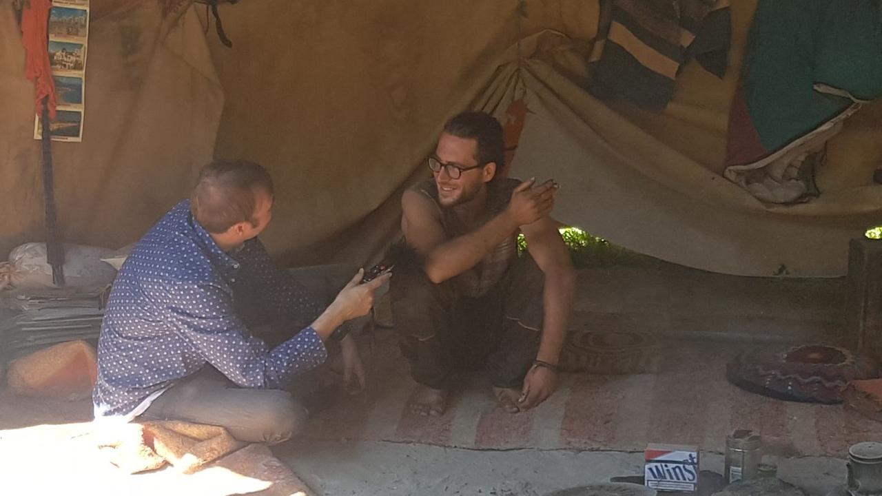 Der 30-jährige Italiener Francesco spricht in seinem Zelt mit Korrespondent Marc Dugge, li.
