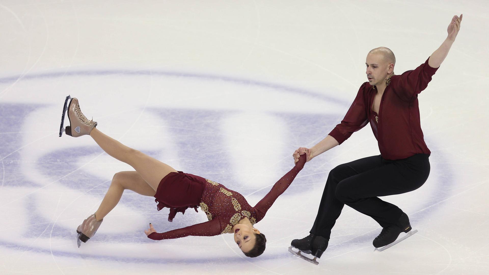Das deutsche Paar Mari Vartmann and Aaron van Cleave bei der Eiskunstlauf-WM 2015 in Shanghai