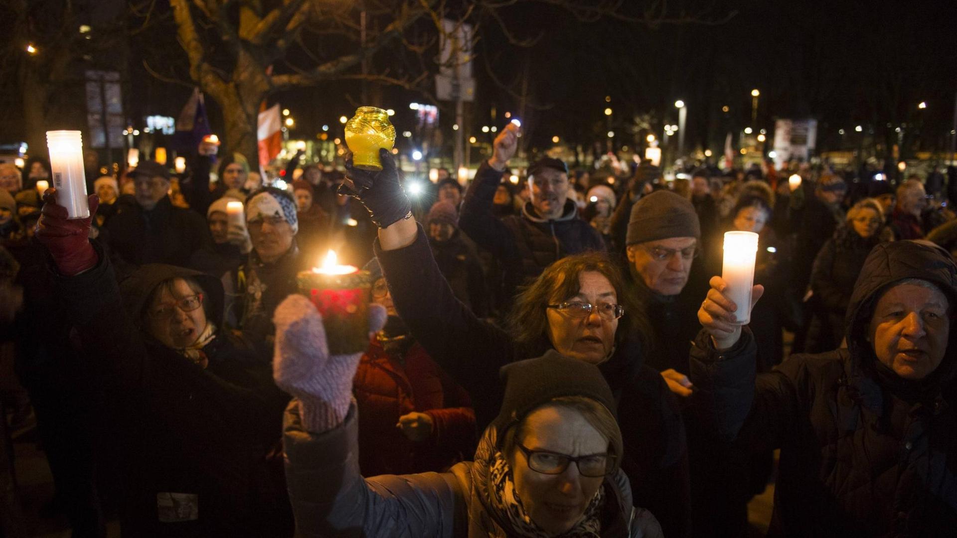 Menschen demonstrieren am 14. Dezember 2017 in Krakau gegen die umstrittene Justizreform der PiS-Regierung.