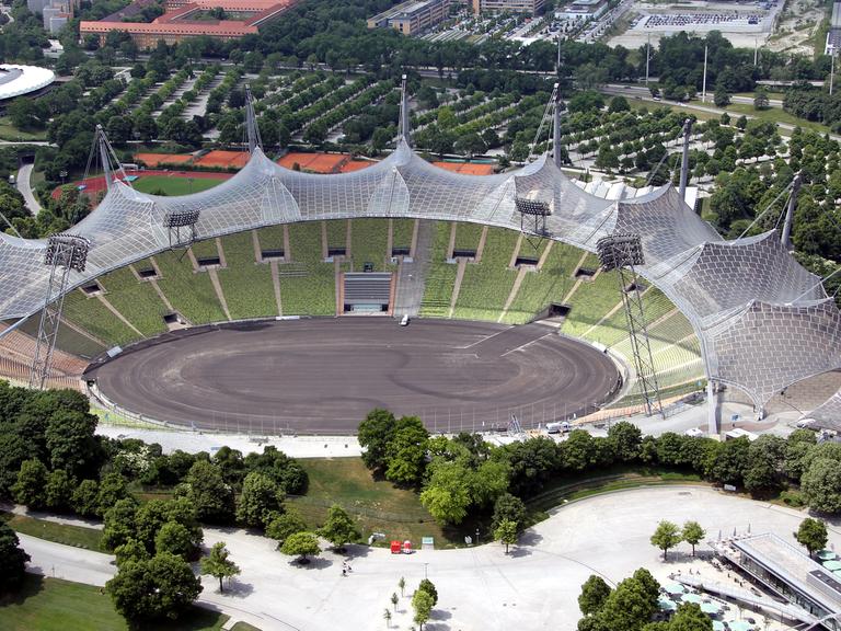 Das Olympiastadion in München - das Dach entwarf der Architekt Frei Otto.