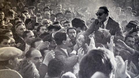Der später hingerichtete türkische Ministerpräsident Adnan Menderes in einer Menschenmenge