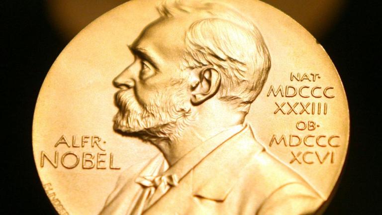 Schweden, Stockholm: Eine Medaille mit dem Konterfei von Alfred Nobel ist im Nobel-Museum zu sehen.