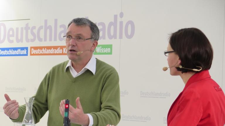 Der Nahost-Experte Michael Lüders (links) im Gespräch mit Monika Dittrich am Deutschlandradio-Stand auf der Leipziger Buchmesse