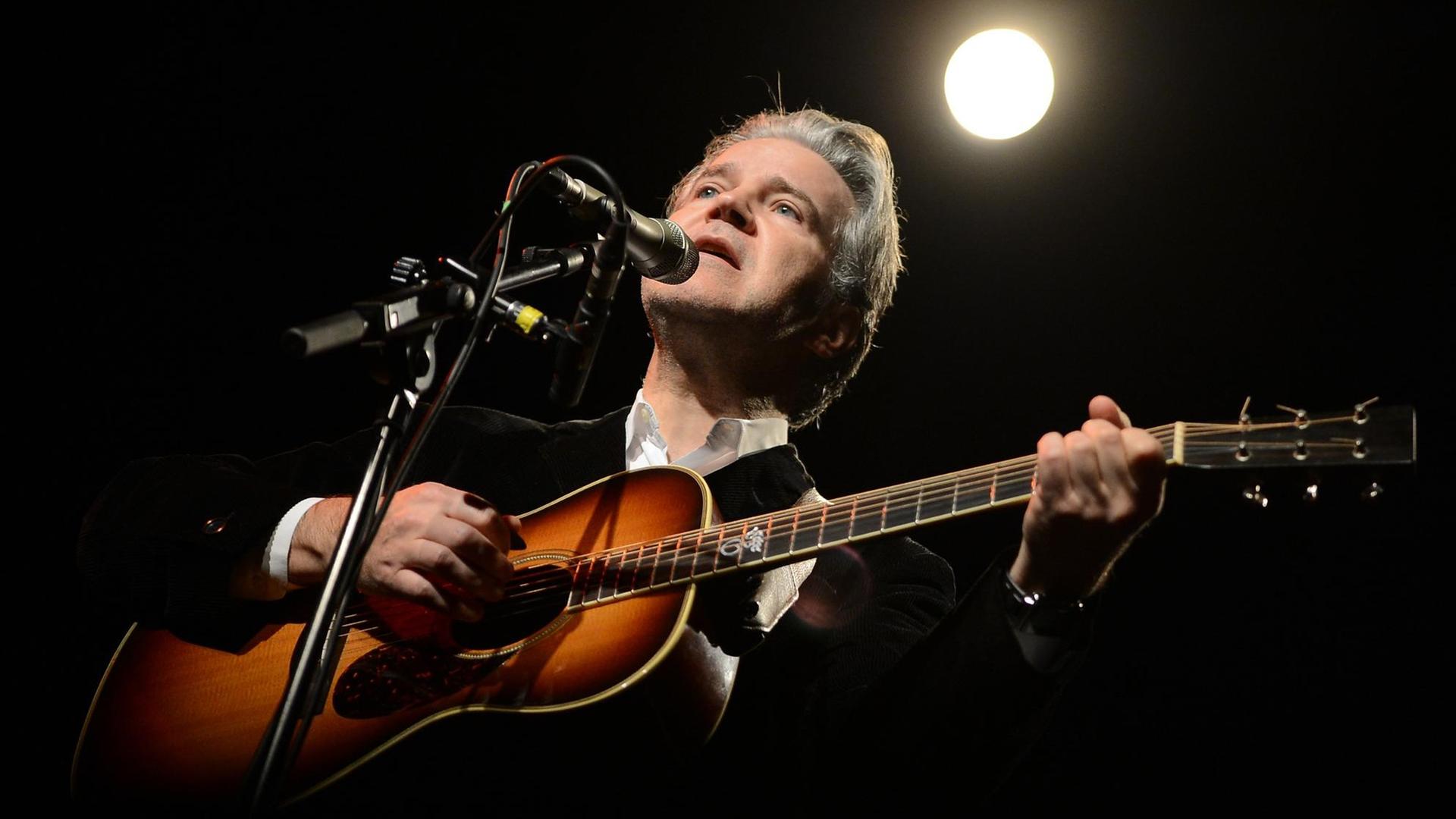 Lloyd Cole singt und spielt Gitarre