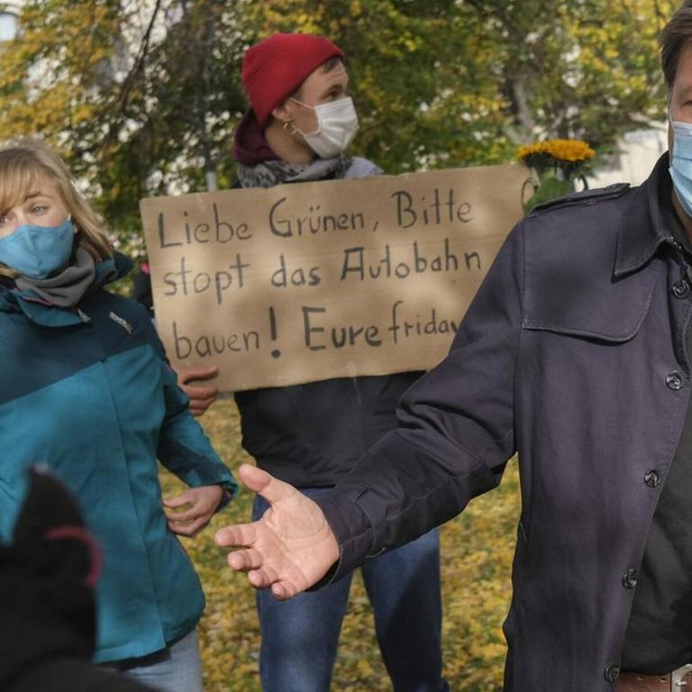 Grünen-Chef Robert Habeck diskutiert mit Demonstranten anlässlich der kurzzeitigen Besetzung der Parteizentrale der Grünen durch Umweltaktivisten in Berlin
