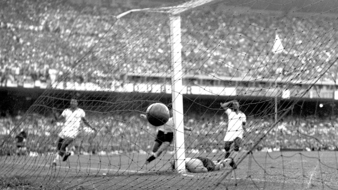 Uruguays Ghiggia erzielt im WM-Finale 1950 den 2:1-Siegtreffer gegen Brasilien.