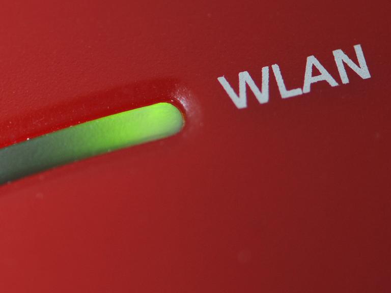 Eine Lampe leuchtet am Mittwoch (12.05.2010) an einem WLAN-Router.