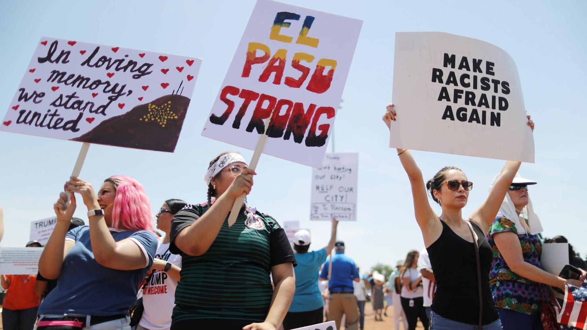 Menschen in El Paso demonstrieren gegen den Besuch von Präsident Donald Trump