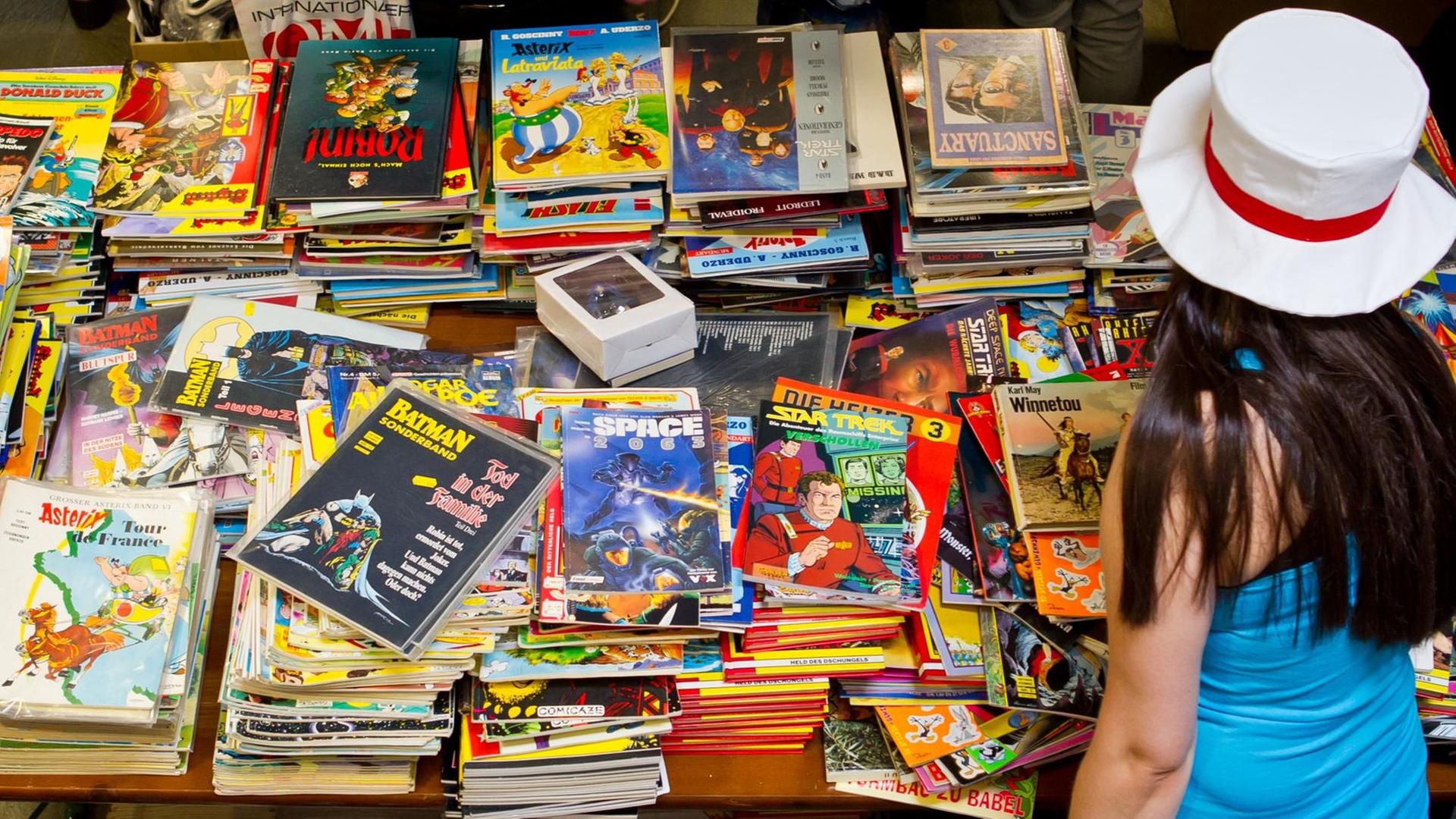 Zahlreiche Comics liegen in Erlangen beim Internationalen Comic-Salon zum Verkauf aus.