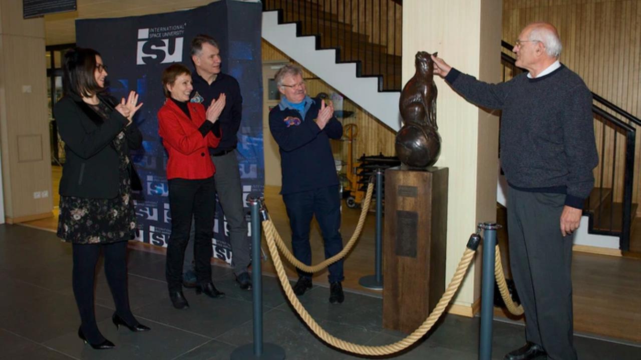 Bei der Einweihung der Statue für die Astrokatze Félicette war ihr Kollege Reinhold Ewald (links der Statue) dabei 