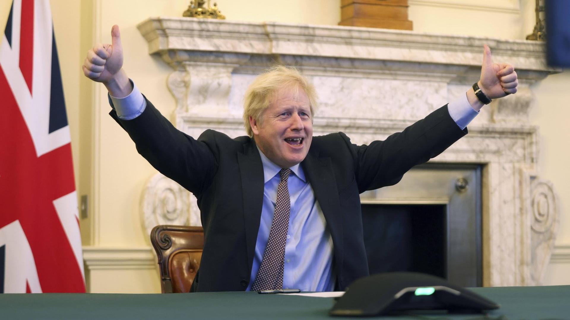 24. Dezember 2020 - der britische Premier Boris Johnson reißt jubelnd die Arme hoch, nachdem die Einigung mit der EU über die Handelsbeziehungen nach dem Brexit feststeht. 24. Dezember 2020 - der britische Premier Boris Johnson reißt jubelnd die Arme hoch, nachdem die Einigung mit der EU über die Handelsbeziehungen nach dem Brexit feststeht.