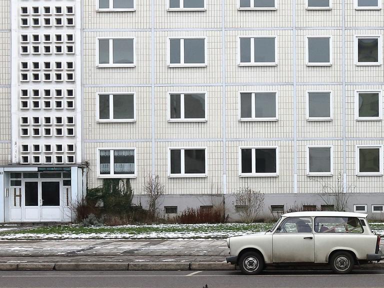 Ein weißer Plattenbau aus der DDR-Zeit