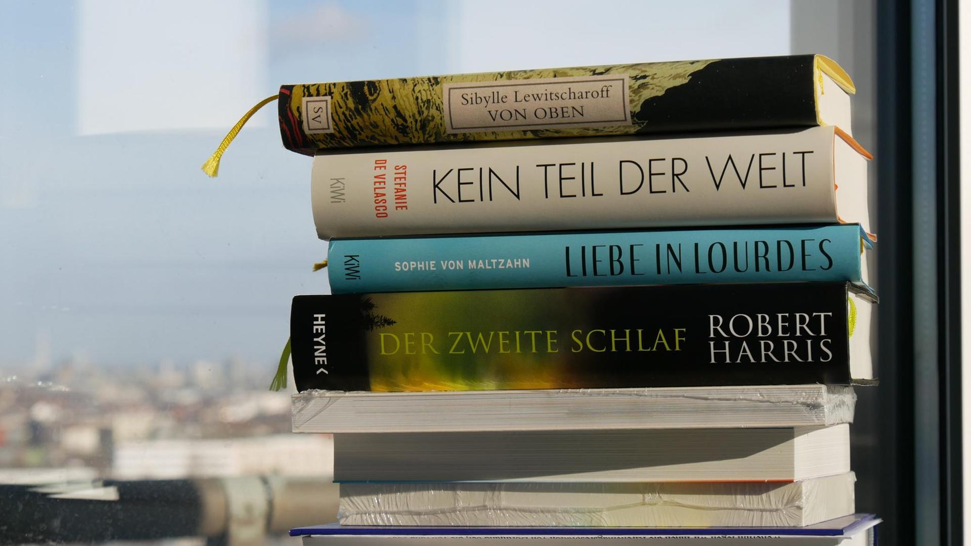 Ein Bücherstapel: Sibylle Lewitscharoff: "Von oben", Stefanie de Velasco "Kein Teil der Welt", Sophie von Maltzahn "Liebe in Lourdes", Robert Harris "Der zweite Schlaf" Ein Bücherstapel: Sibylle Lewitscharoff: "Von oben", Stefanie de Velasco "Kein Teil der Welt", Sophie von Maltzahn "Liebe in Lourdes", Robert Harris "Der zweite Schlaf"