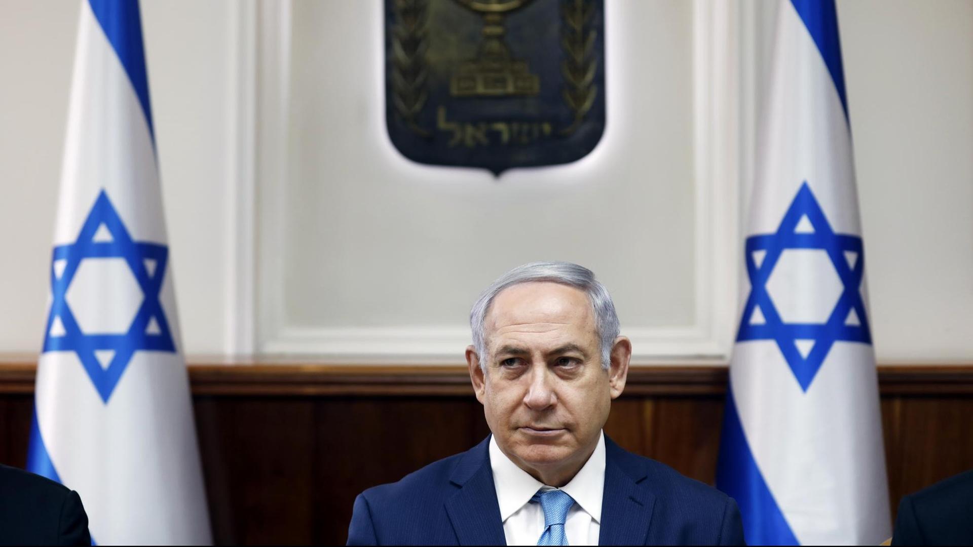 Israels Ministerpräsident Benjamin Netanjahu bei einer Kabinettssitzung vor Flaggen seines Landes in Jerusalem.