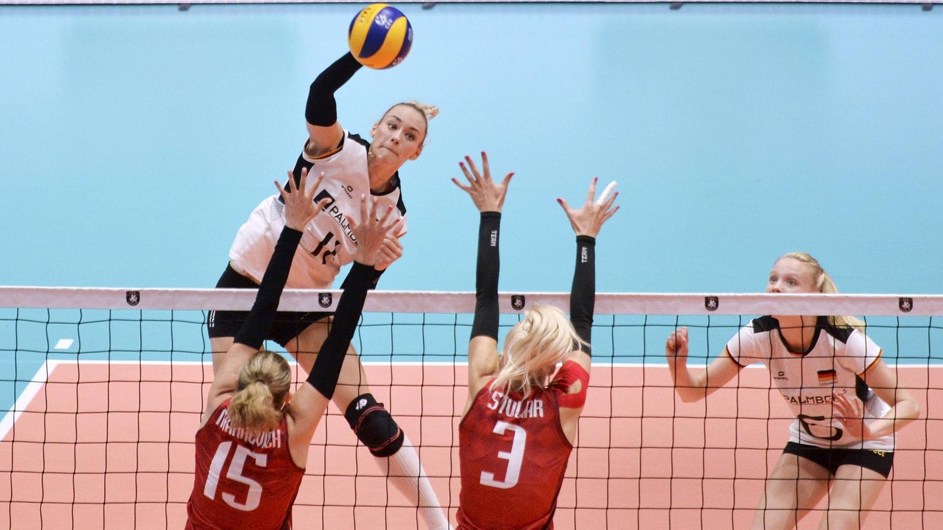 Volleyball-Nationalspielerin Louisa Lippmann im Angriff - bei den Europameisterschaften im Spiel gegen Weissrussland