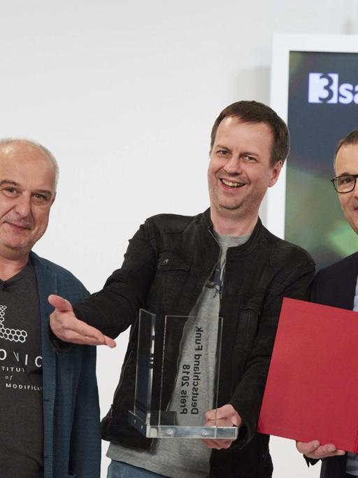 Klaus Kastberger (Juror), der Deutschlandfunk-Preis-Gewinner Bov Bjerg und Matthias Gierth (Hauptabteilungsleiter Kultur im Deutschlandfunk) bei der Preisverleihung in Klagenfurt (v.l.n.r.)