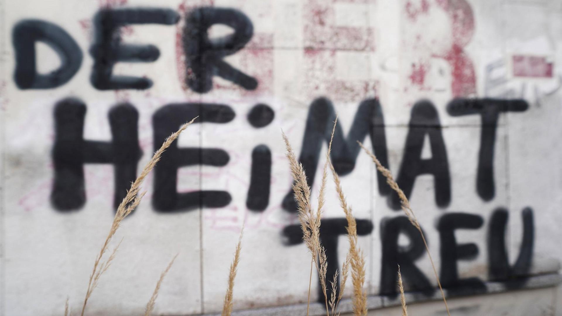Graffiti "Der Heimat treu" an einer Hauswand in Brandenburg.