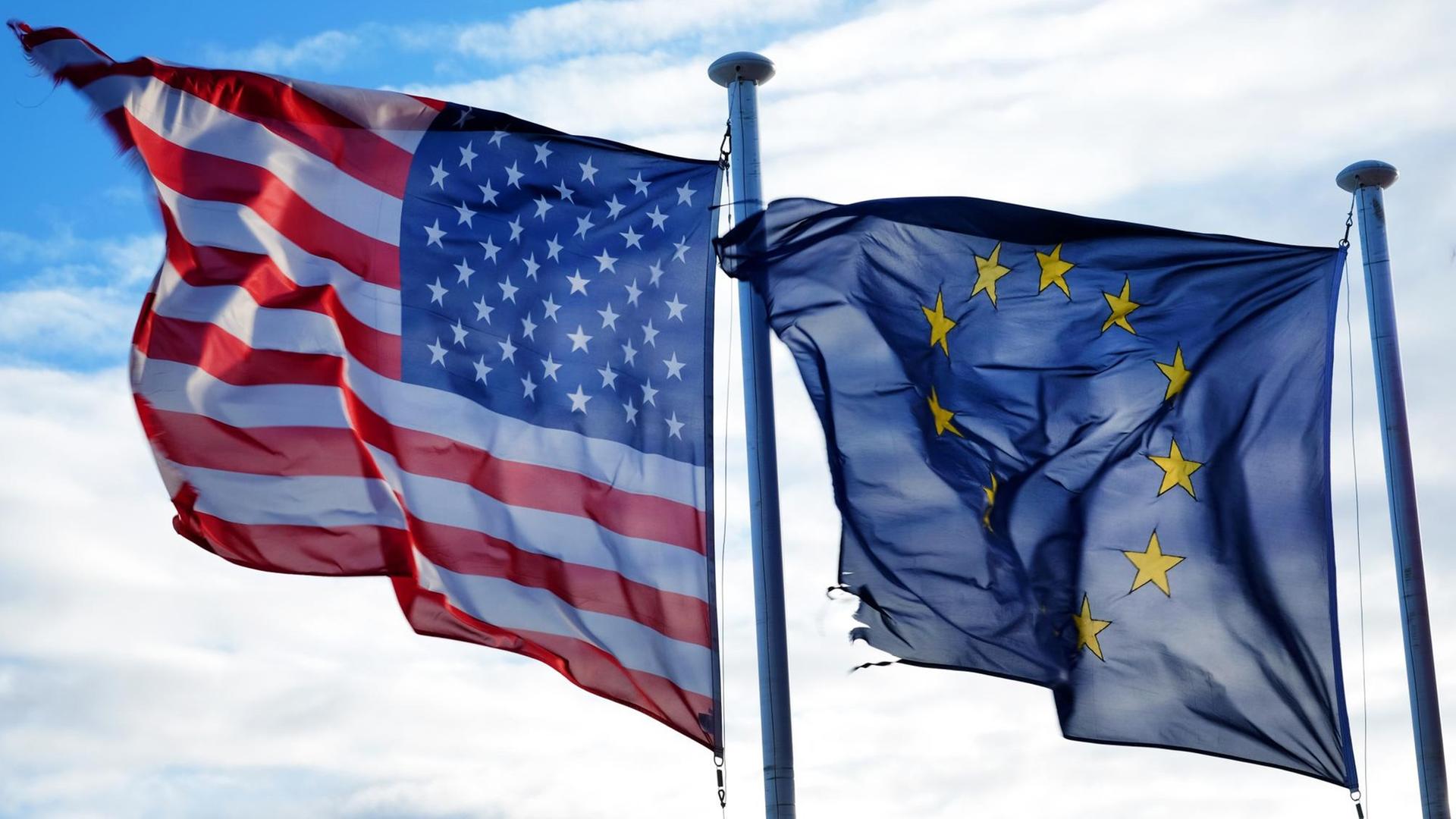 Die Fahnen der Vereinigten Staaten und der Europäischen Union wehen nebeneinander