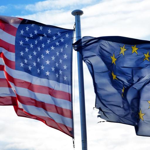 Die Fahnen der Vereinigten Staaten und der Europäischen Union wehen nebeneinander