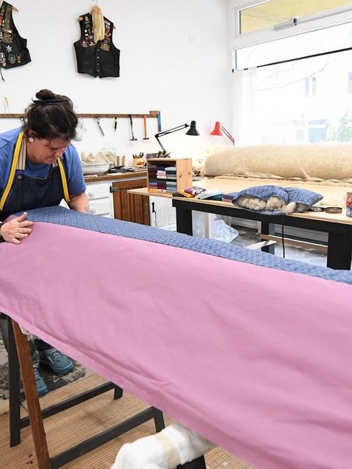 Romana Maschek, Gründerin des Sargateliers, arbeitet an einem neuen Modell mit rosa-blauem Stoffüberzug.