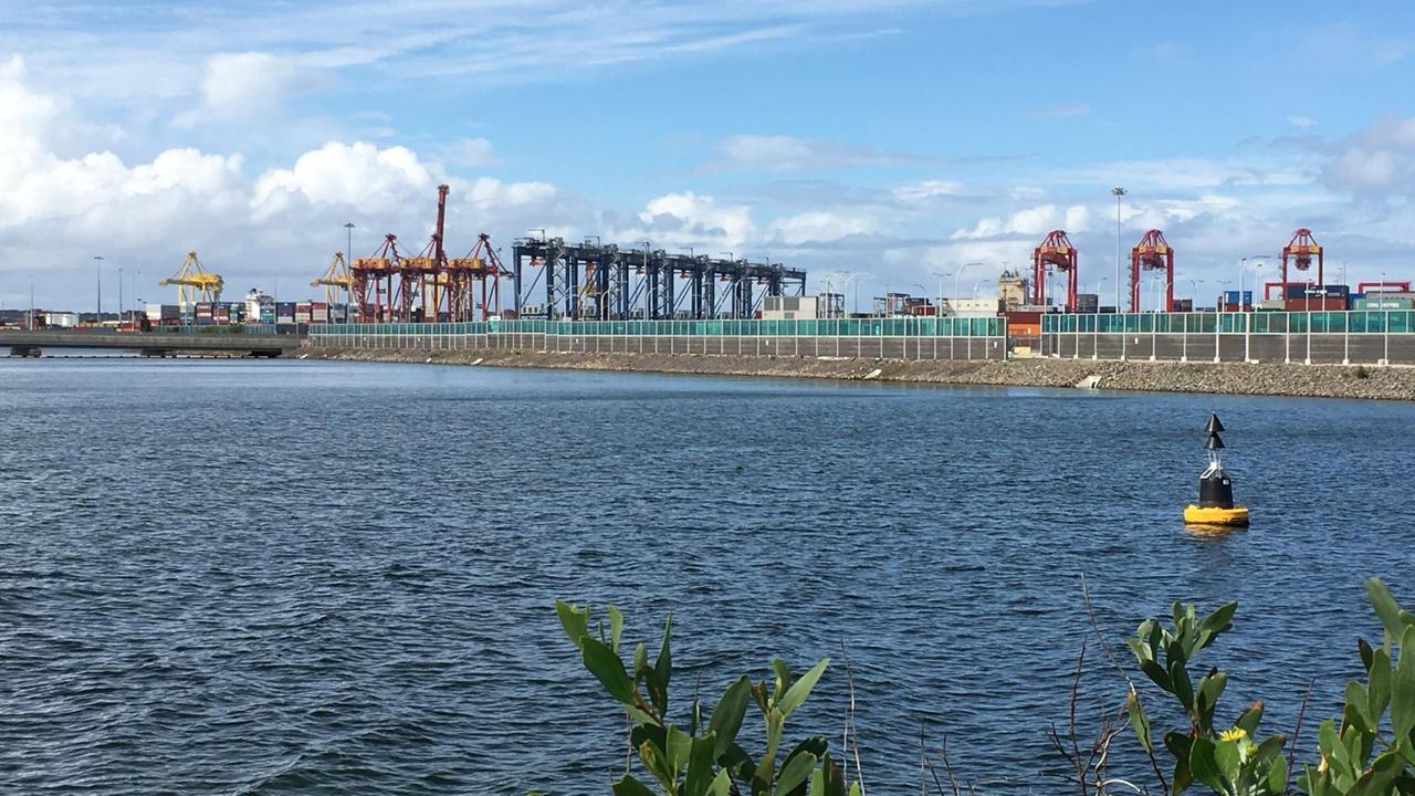 Blick auf den Containerhafen von Botany Bay. Im Vordergrund das Meer, im Hintergrund der Blick auf die Kräne des Hafens.