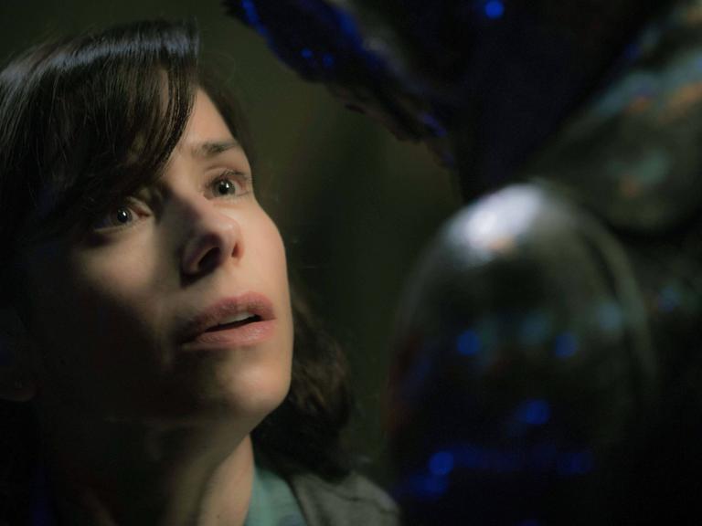 Filmstill aus "Shape of Water" von Guillermo del Toro, hier eine Szene mit Sally Hawkins
