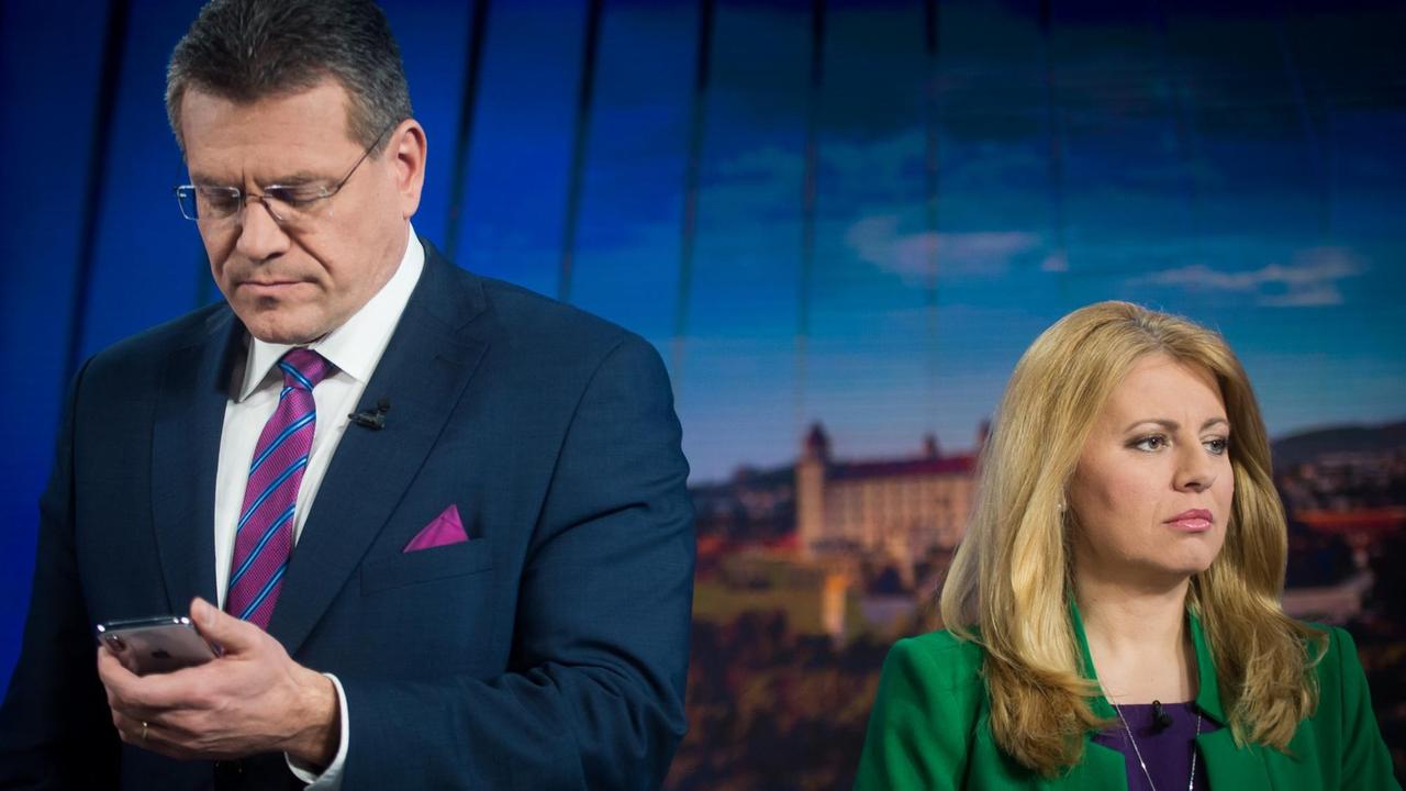 Die slowakischen Präsidentschaftskandidaten Maros Sefcovic (l.) und Zuzana Caputova bei einem Fernsehduell in Bratislava während des Wahlkampfs