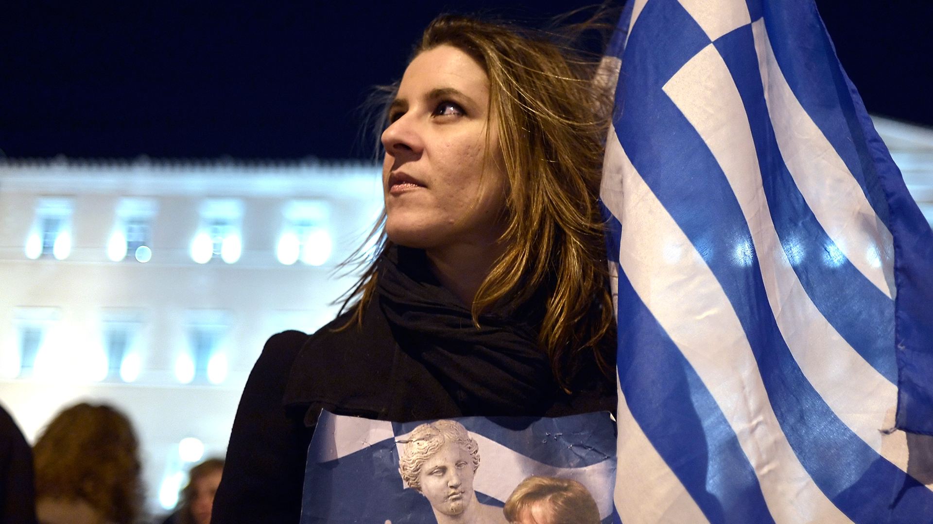 Eine junge Frau bei einer Demonstration vor dem griechischen Parlament in Athen.