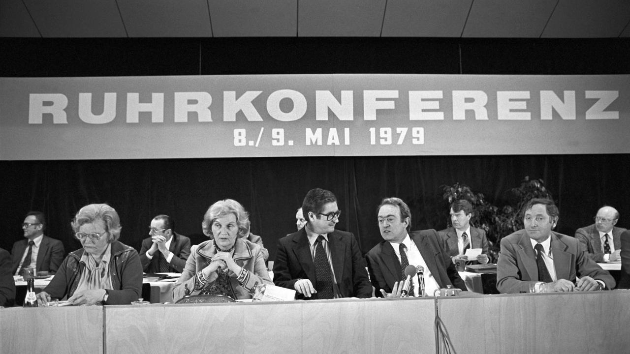 Der damalige NRW-Ministerpräsident Johannes Rau und weitere Politiker sitzen an einem langen Tisch, darüber prangen die Worte: "Ruhrkonferenz 8./9. Mai 1979".