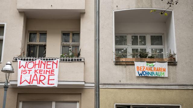 Transparente gegen den Verkauf von Häusern und Wohnungen in Berlin.