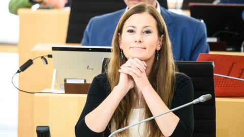 Janine Wissler (Die Linke), Fraktionsvorsitzende ihrer Partei bei einer Sondersitzung des hessischen Landtags