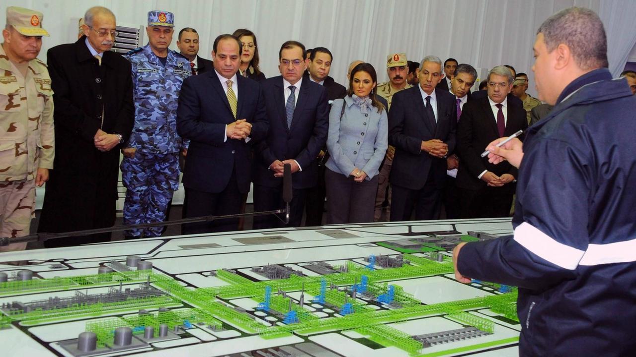 Ägyptens Präsident Abdel Fattah al-Sisi betrachtet bei der offiziellen Einweihung des Zohr-Gasfelds ein Modell für eine Gasaufbereitungsanlage