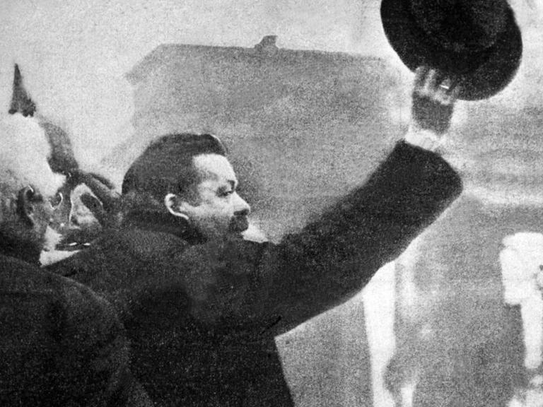 Auf dem Platz vor dem Brandenburger Tor in Berlin hält Friedrich Ebert am 9. November 1918 eine Ansprache.