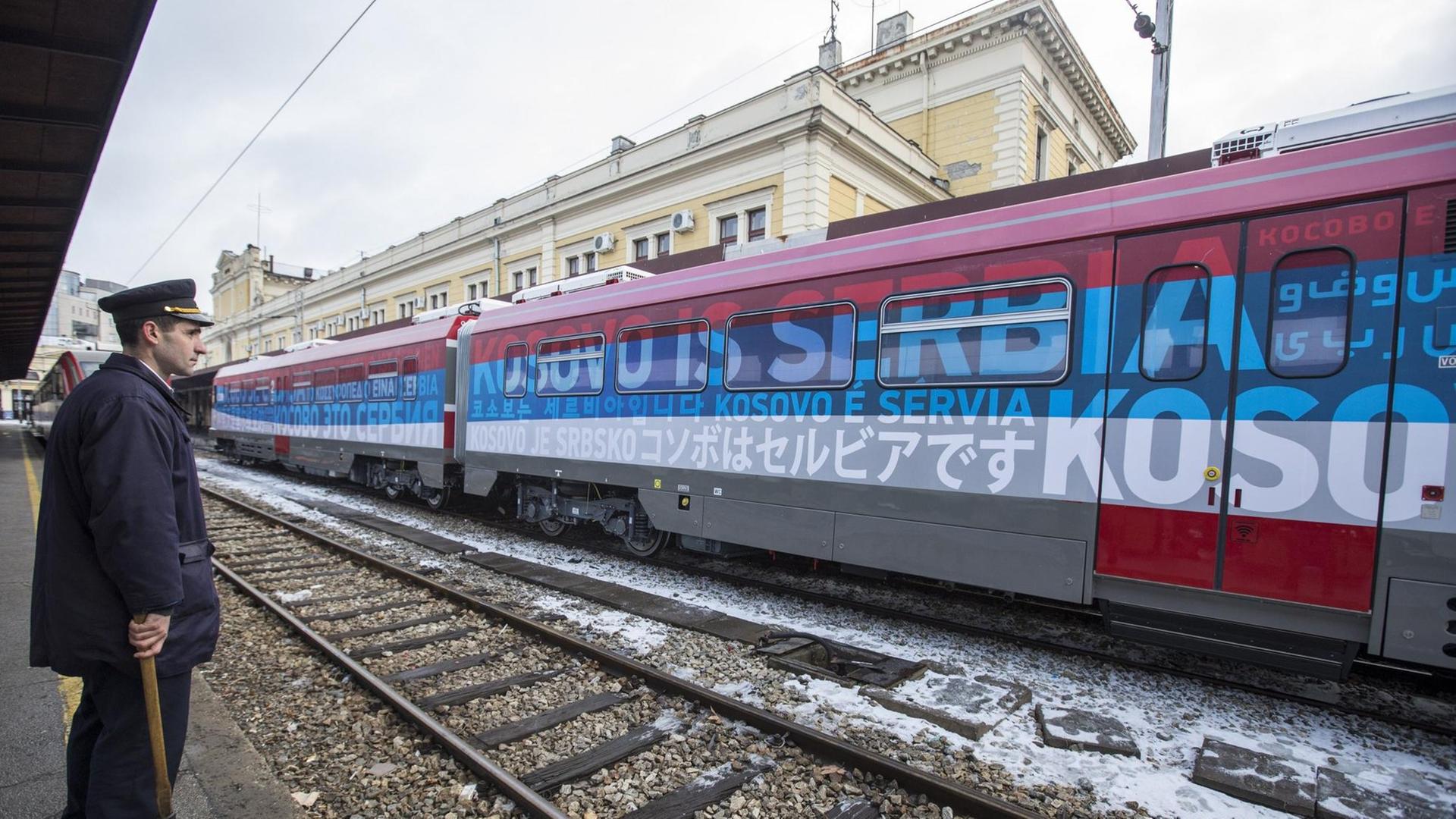 Ein Zug in den serbischen Nationalfarben soll von Belgrad aus in das Kosovo fahren. Er wird jedoch gestoppt.