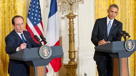 Der französische Staatspräsident Francois Hollande und US-Präsident Barack Obama stehen auf einer gemeinsamen Pressekonferrenz hinter zwei Rednerpulten. Hinter ihnen die französische und die amerikanische Flagge.