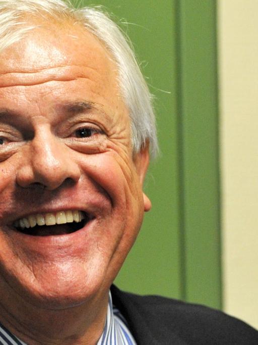 Der Klatschkolumnist Michael Graeter lacht am Dienstag (09.08.2011) vor Beginn des Prozesses im Amtsgericht in München (Oberbayern). Graeter ist wegen Beleidigung angeklagt.