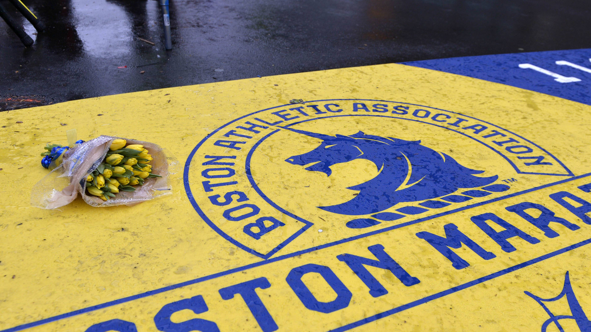 Ein Blumenstrauß liegt am Tatort des Boston-Attentats.
