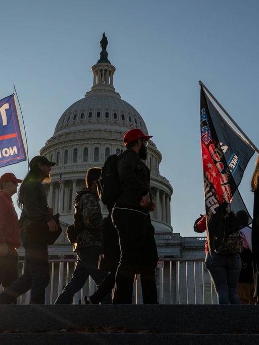 Protestierende beim "Million MAGA March", die mit Trump-Flaggen vor dem Kapitol in Washington gegen die Abwahl von Donald Trump demonstrieren, aufgenommen am 14. November 2020.