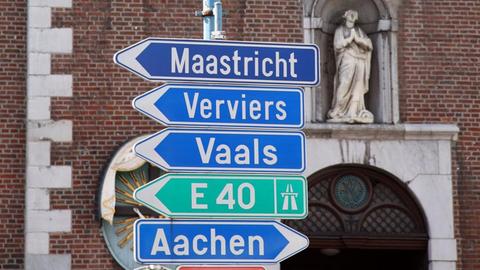 Wegweiser nach Maastricht in den Niederlanden, Verviers in Belgien (Wallonie) und Aachen in Deutschland, aufgenommen in Eupen am 13.07.2007. Eupen ist der Regierungssitz der Deutschsprachige Gemeinschaft in Ostbelgien und das Zentrum der deutschsprachigen Minderheit in Belgien.