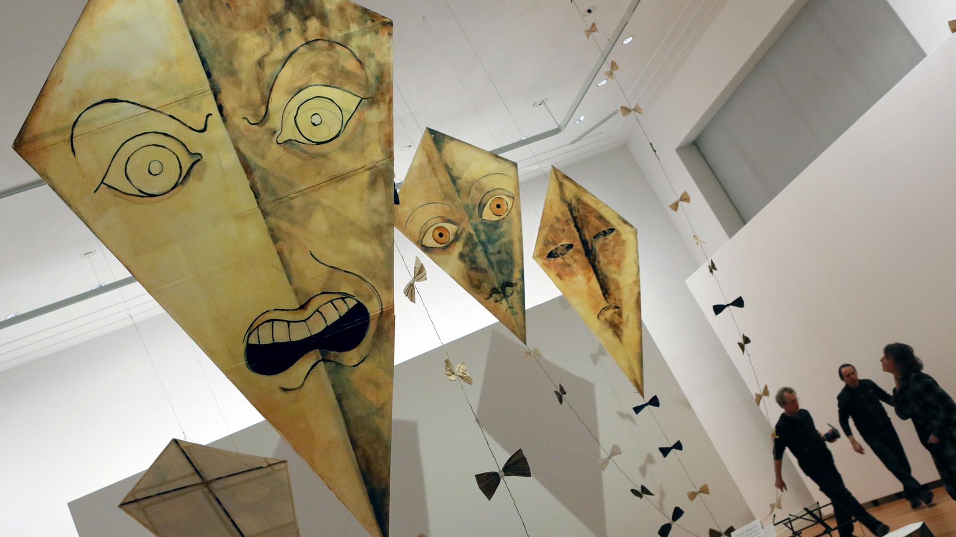 Eine Kunstinstallation im Tel Aviv Museum zeigt einen Winddrachen mit aufgemalter boshaften Fratze.