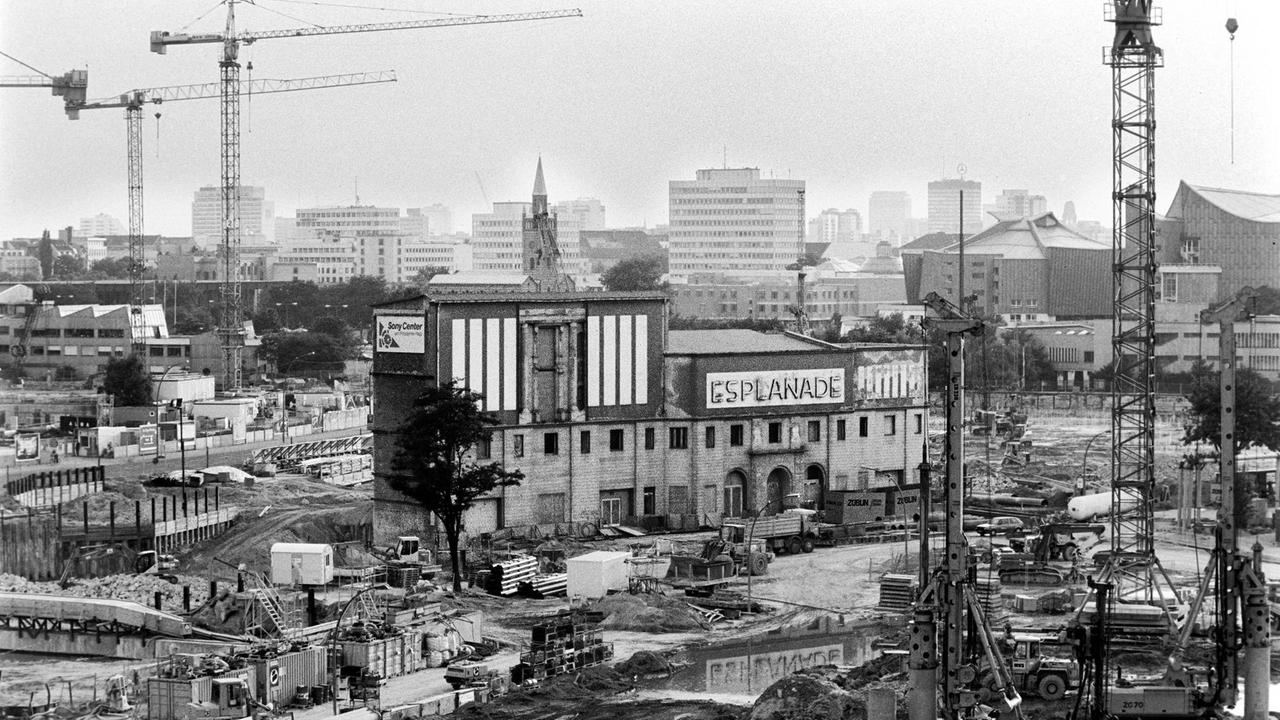 Neubebauung des Potsdamer Platzes nach der Wiedervereinigung. Grossbaustelle Potsdamer Platz, in der Mitte die Reste des ehemaligen Hotel Esplanade. Berlin, Juli 1996.