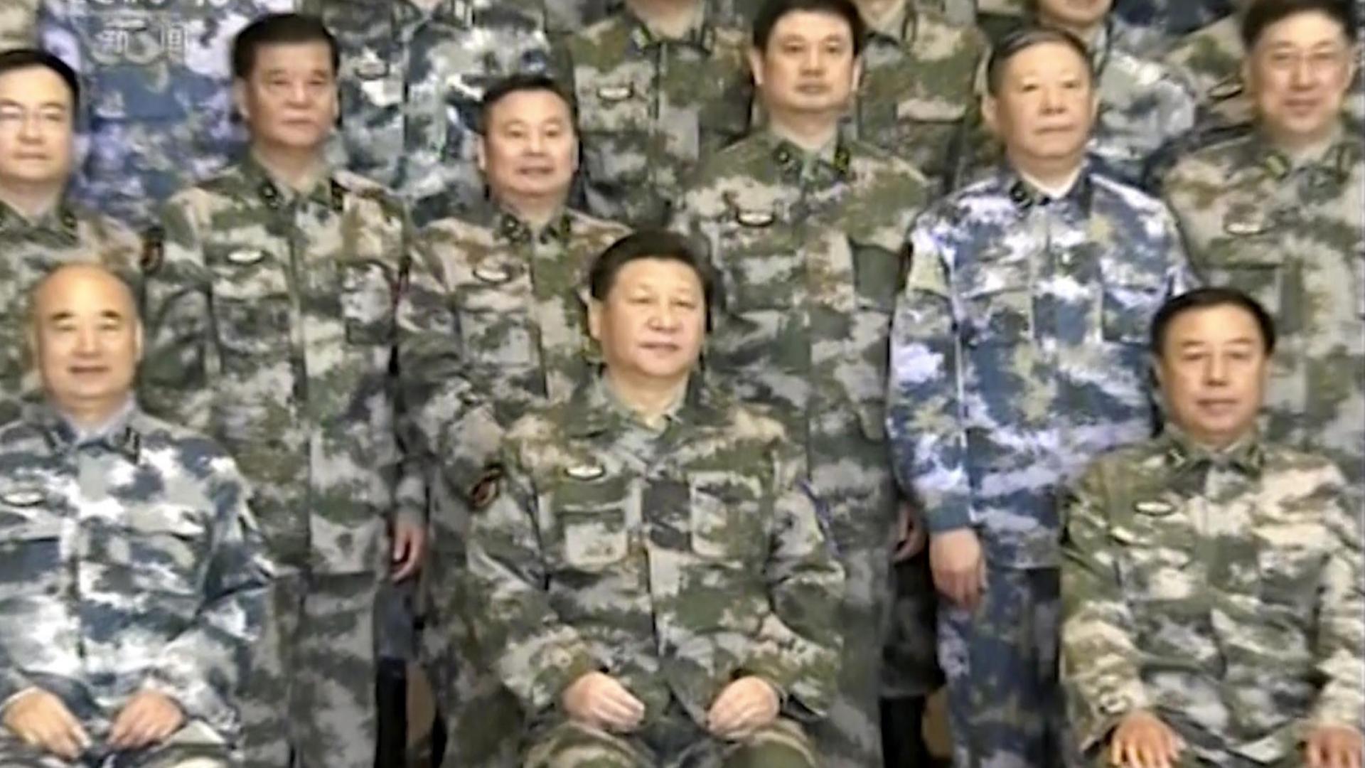 Präsident Xi Jinping im Kreise von Militärs.